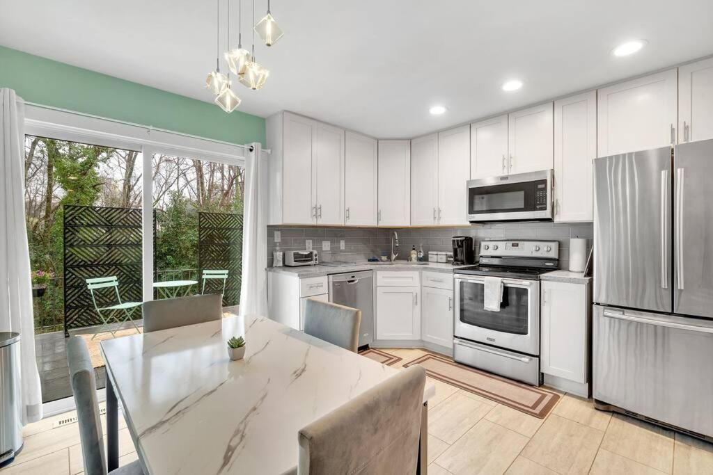 2br Condo~ Relax Or Work Remotely With A+ Location Apartment *